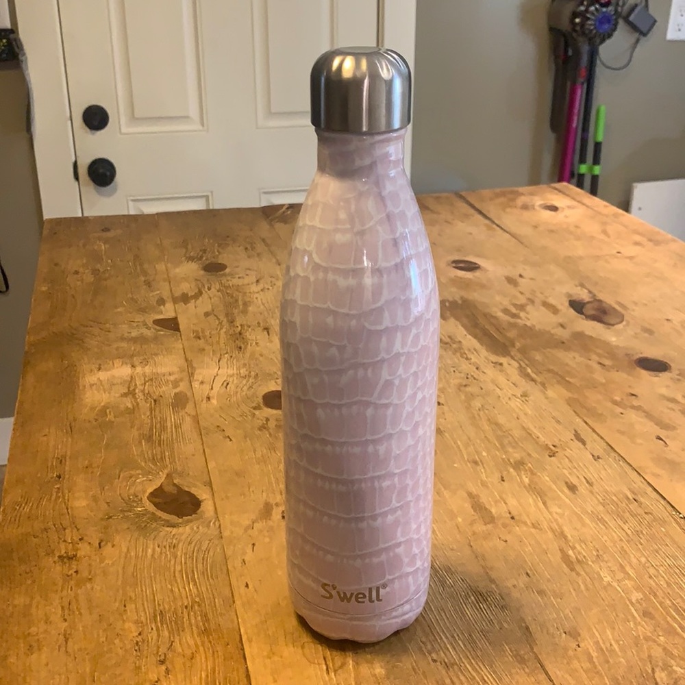 Swell water bottle